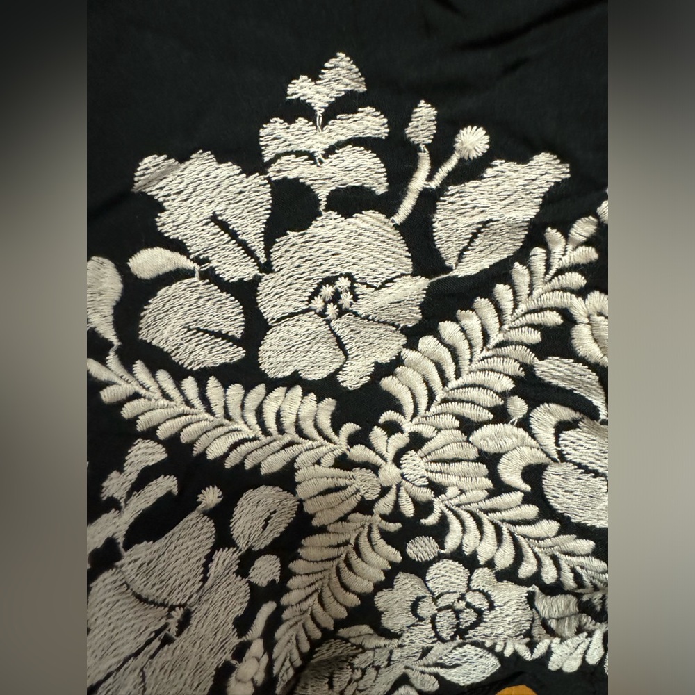 RENNE C Black top with embroidered white flowers. Size L - Picture 6 of 6